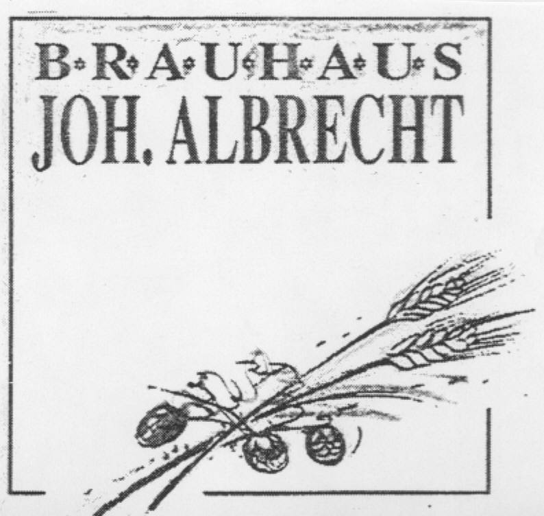 Logoen Joh. Albrecht, med navnet øverst, illustrert med bygg og humle