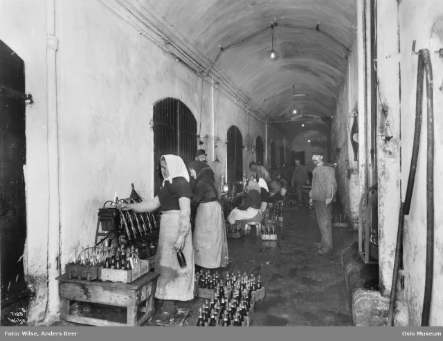 Manuell flasketapping på bryggeri i gamle dager