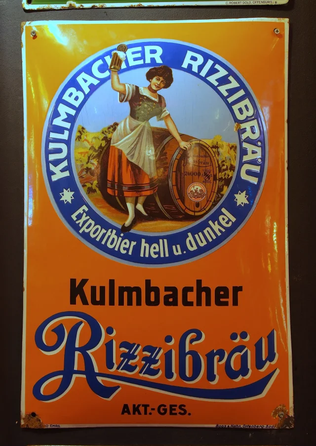 Gammelt, emaljemalt reklameskilt for det tyske ølet Kulmbacher Rizzibräu