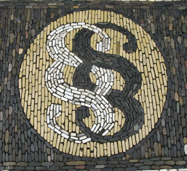 Mosaik i brostein som viser to paragraftegn som infiltrert i hverandre