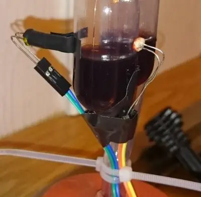 Innretning av elektroniske komponenter montert på en gjærlås