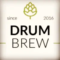 Logoen til nystartede Drum Brew, med en stilisert humlekongle i sentrum.