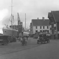 Fra brygga i Stavanger i 1932, med Amerika-båten i bakgrunnen